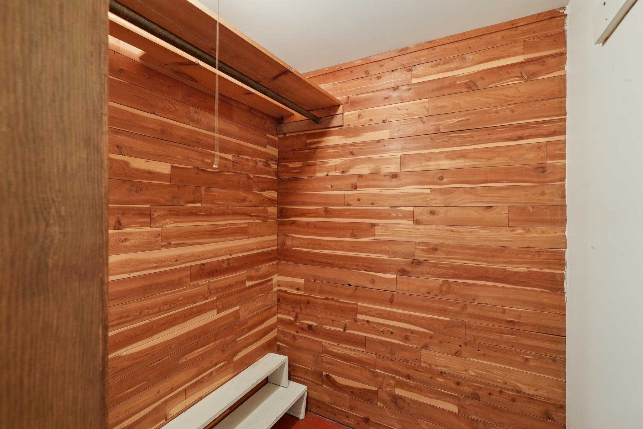 990 Hawthorne Avenue E