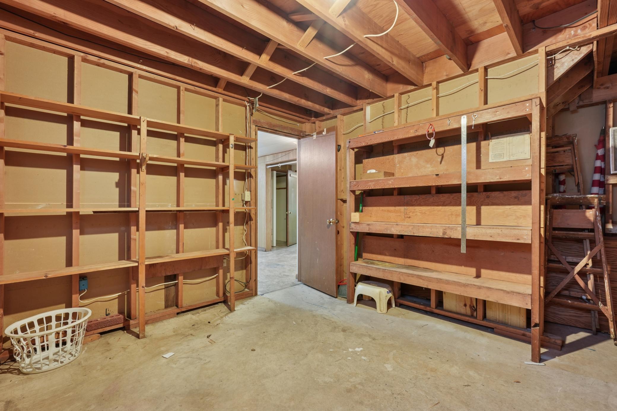 990 Hawthorne Avenue E