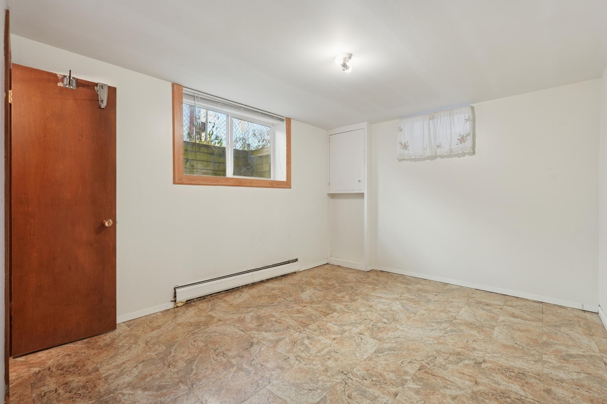 990 Hawthorne Avenue E