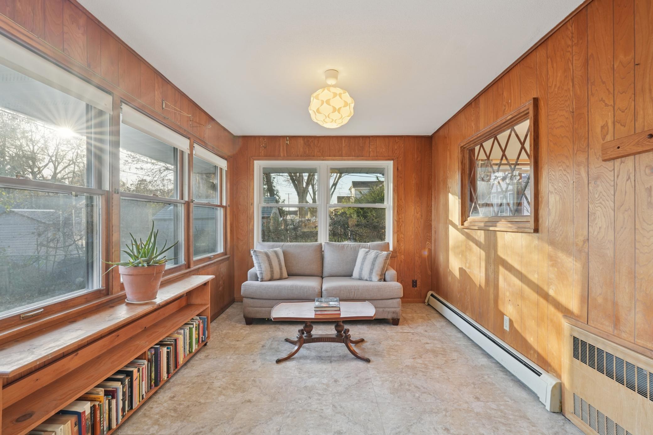 990 Hawthorne Avenue E