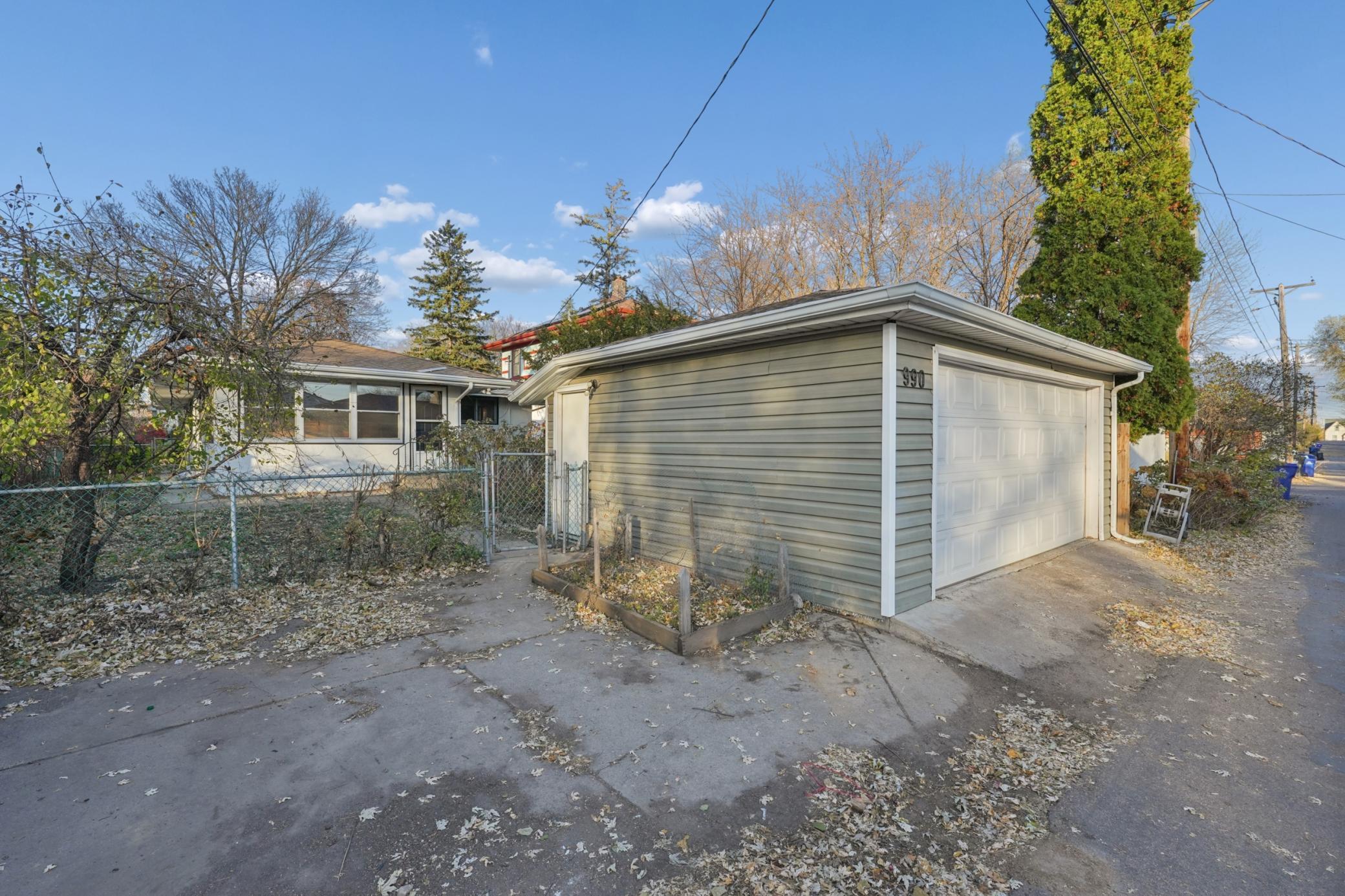 990 Hawthorne Avenue E