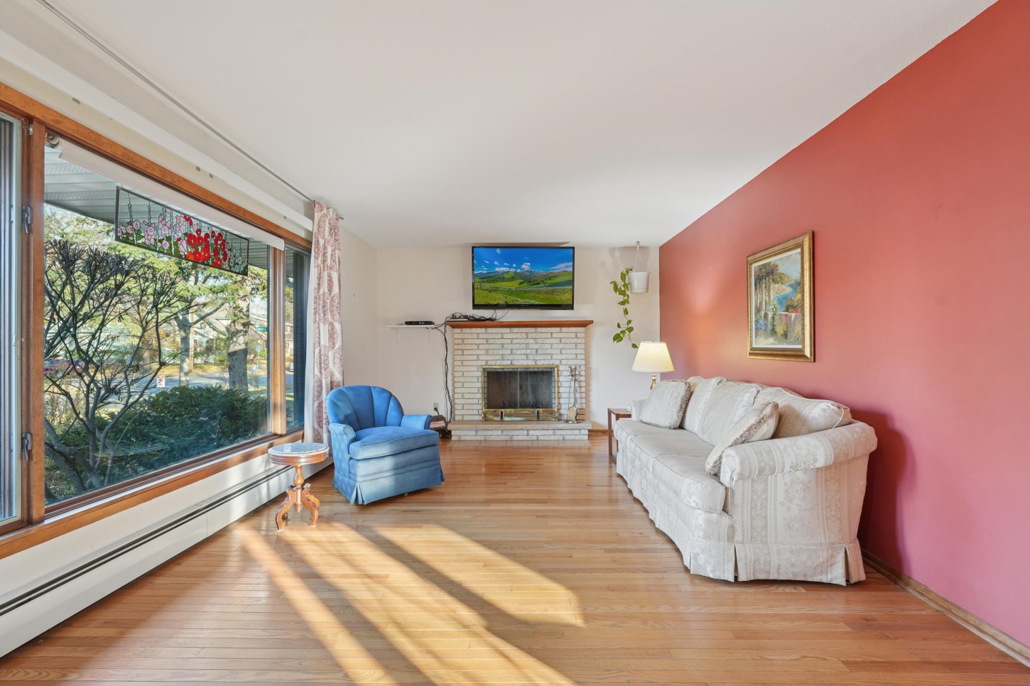 990 Hawthorne Avenue E