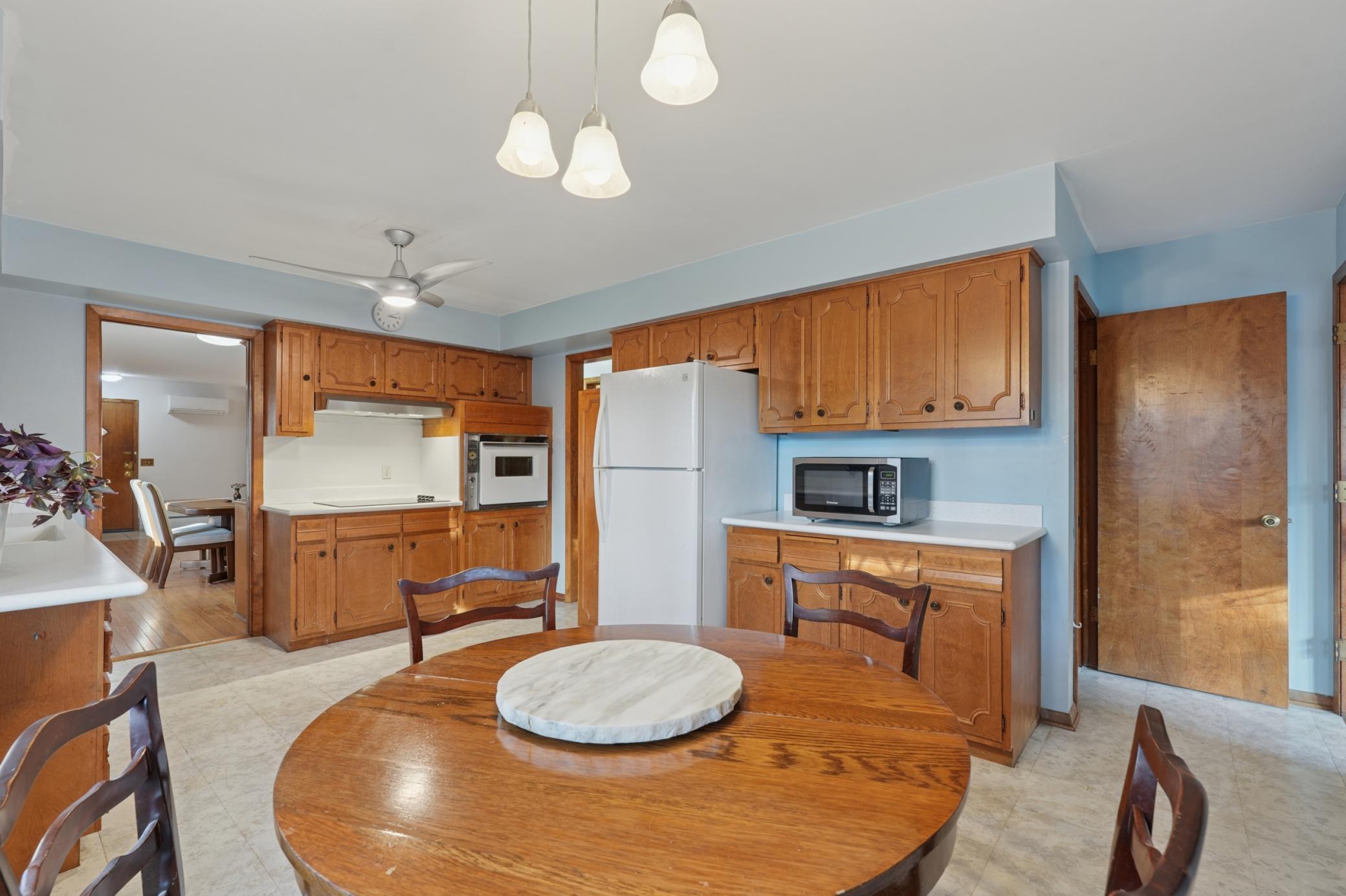 990 Hawthorne Avenue E