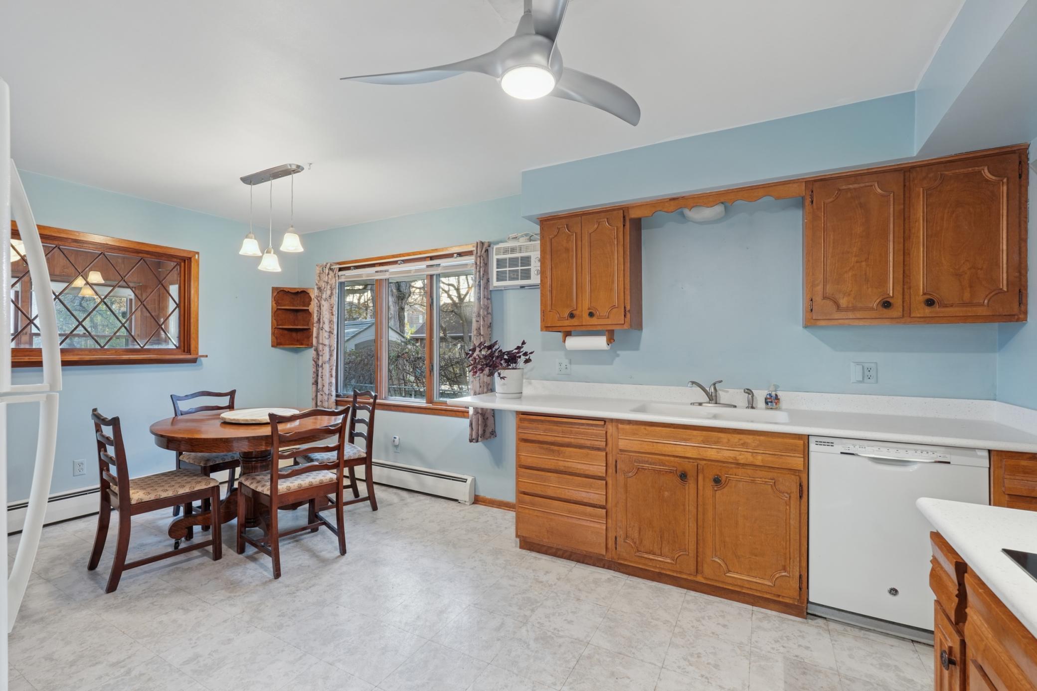 990 Hawthorne Avenue E