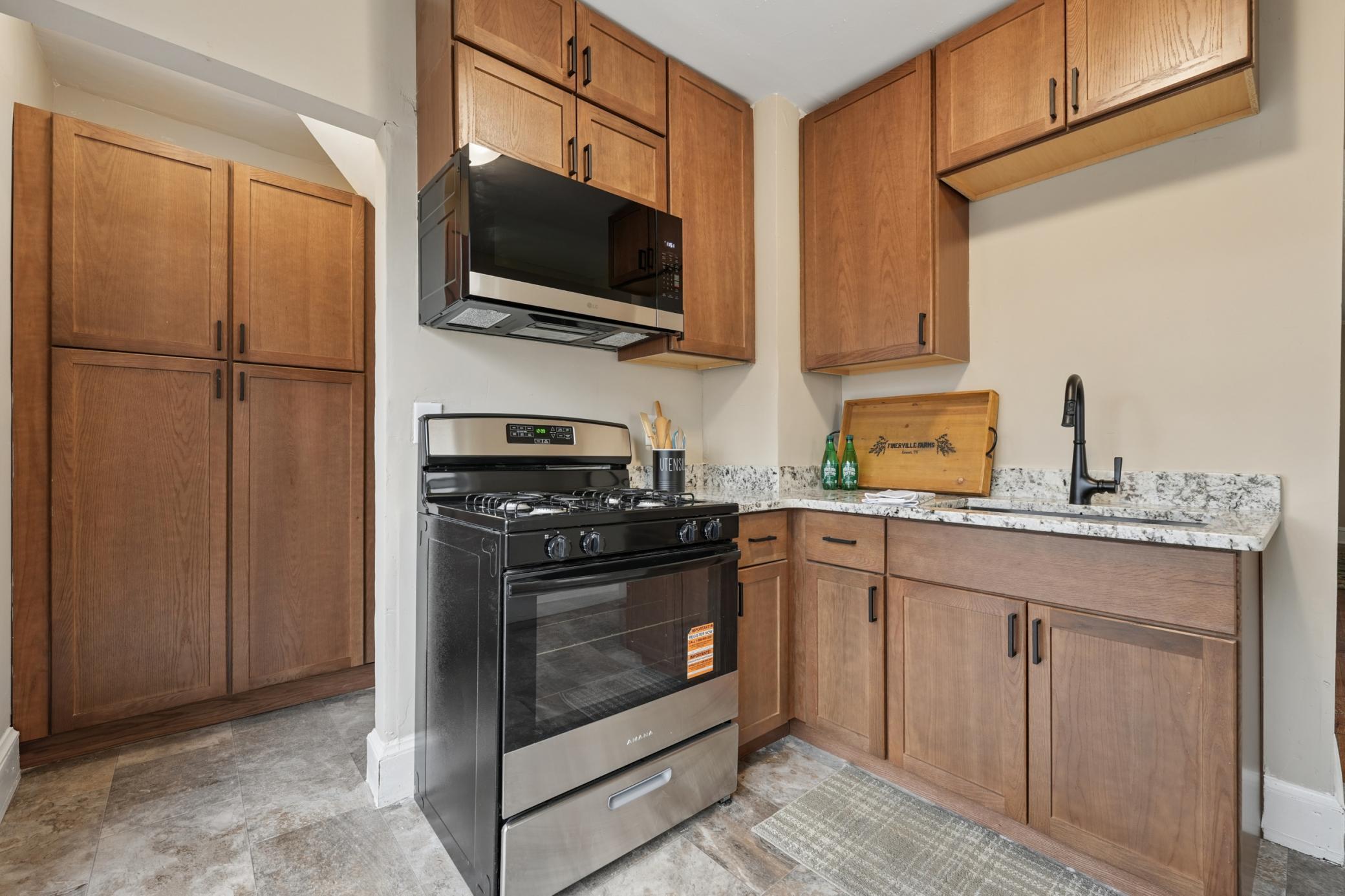 2811 Dupont Avenue N