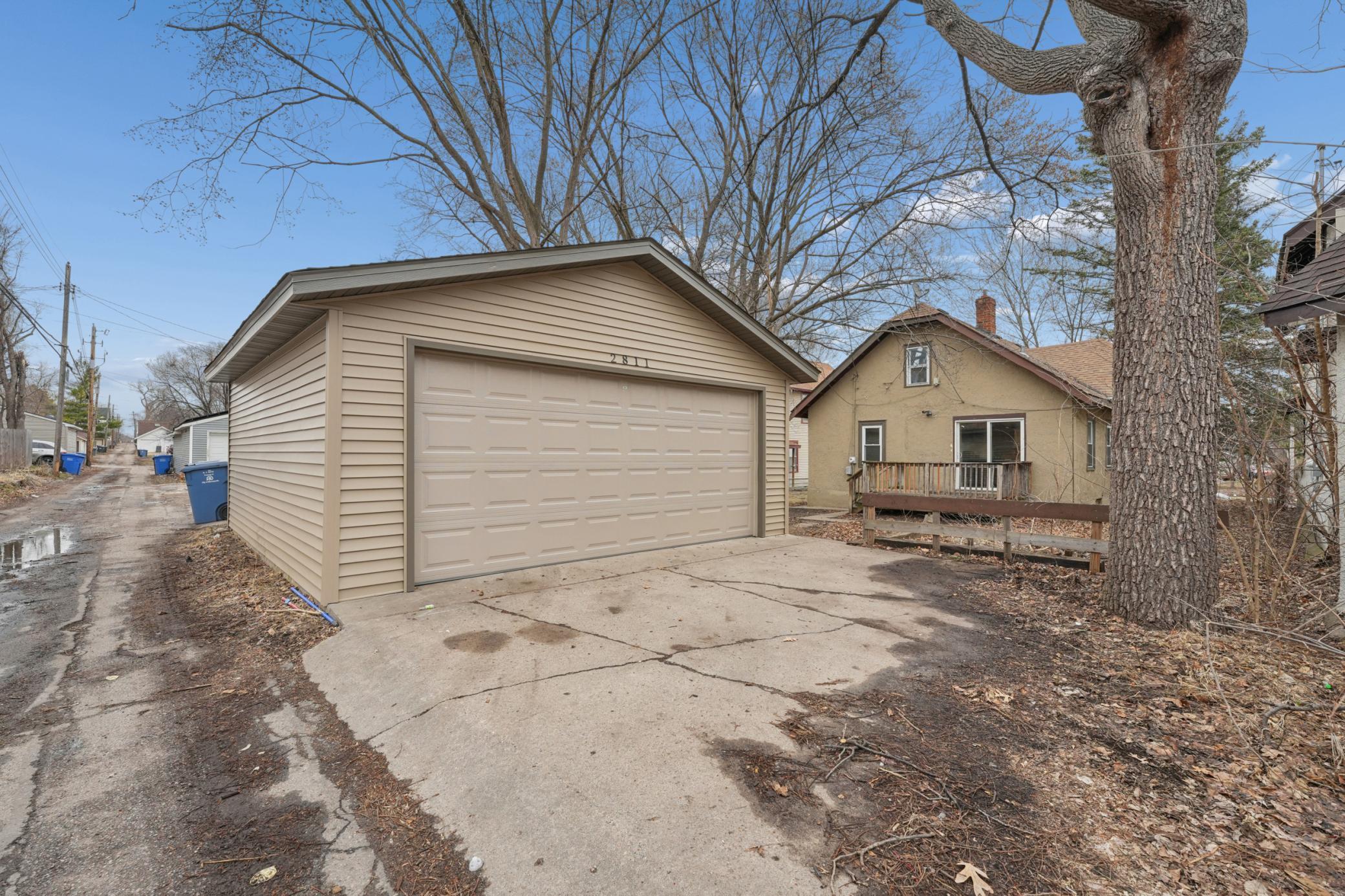 2811 Dupont Avenue N