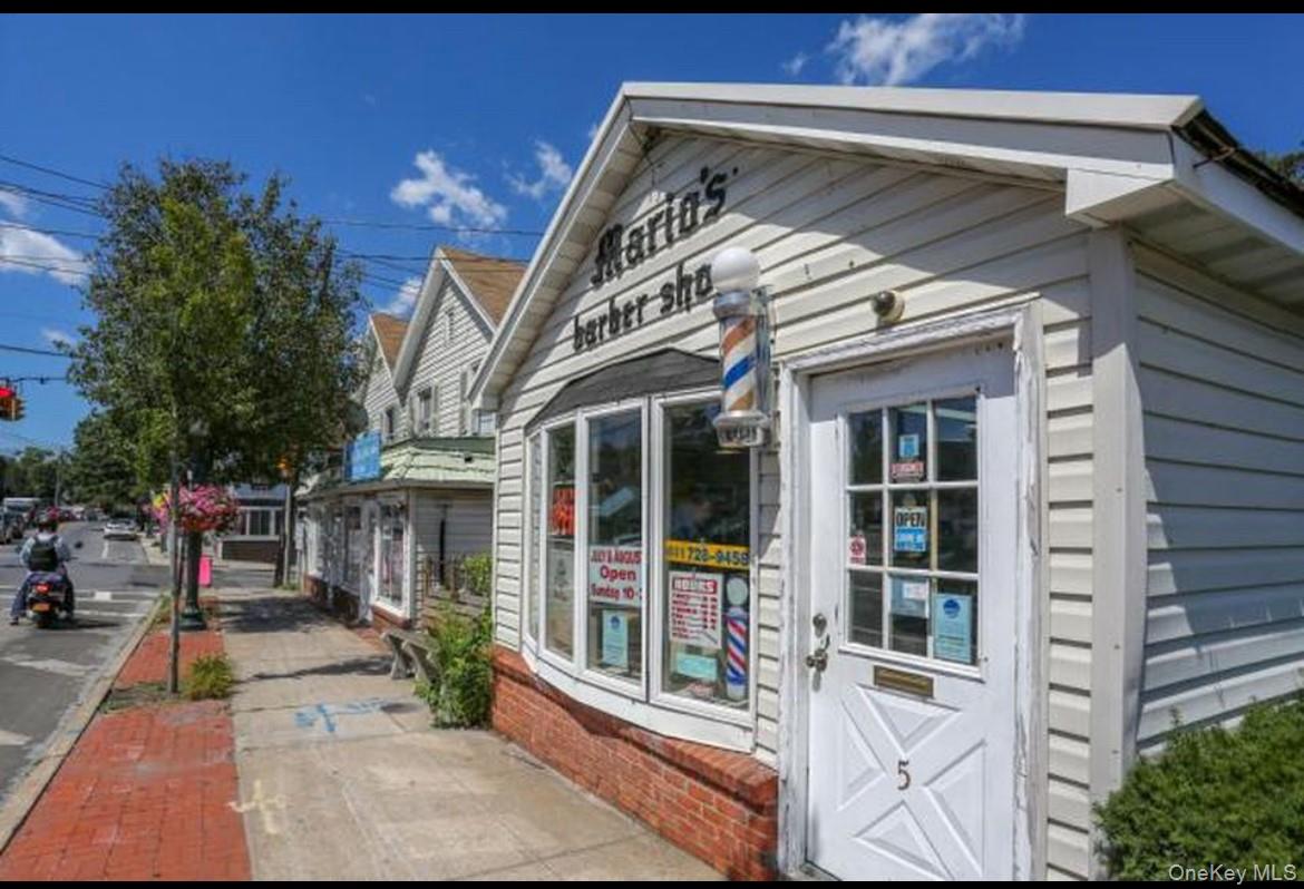 1 E Montauk Highway