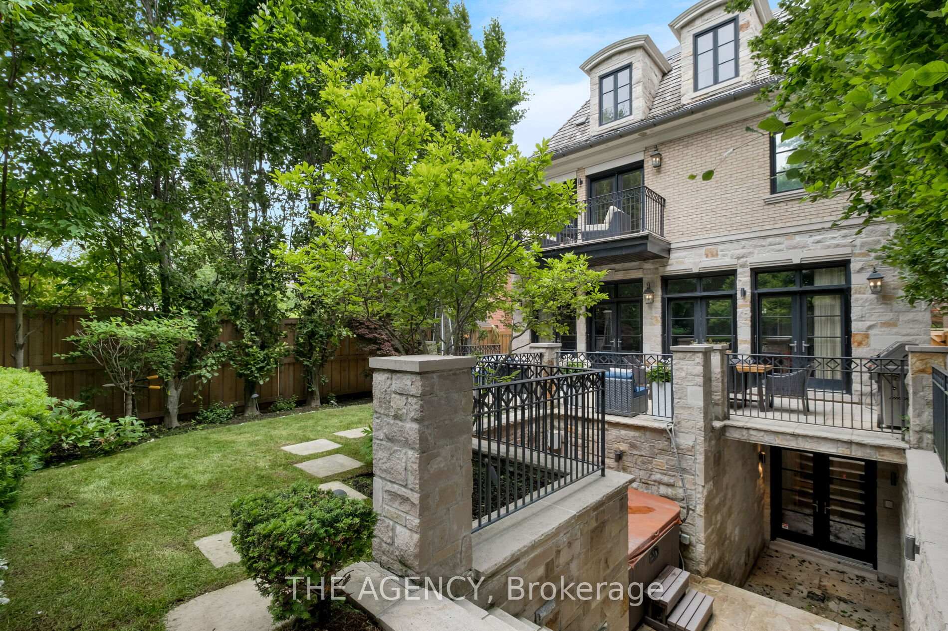 190 Forest Hill Road, Toronto C03
