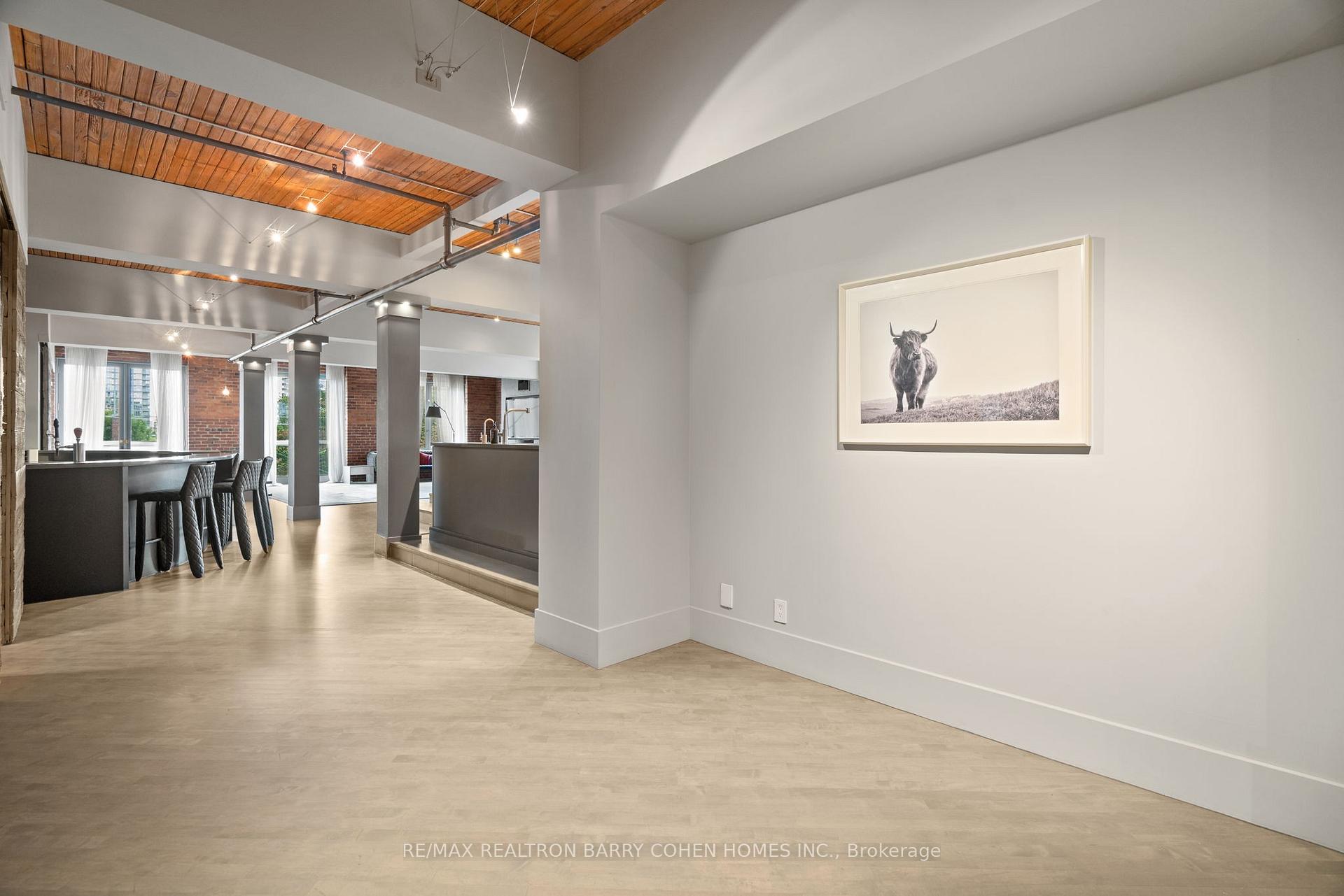 468 Wellington Street W 300