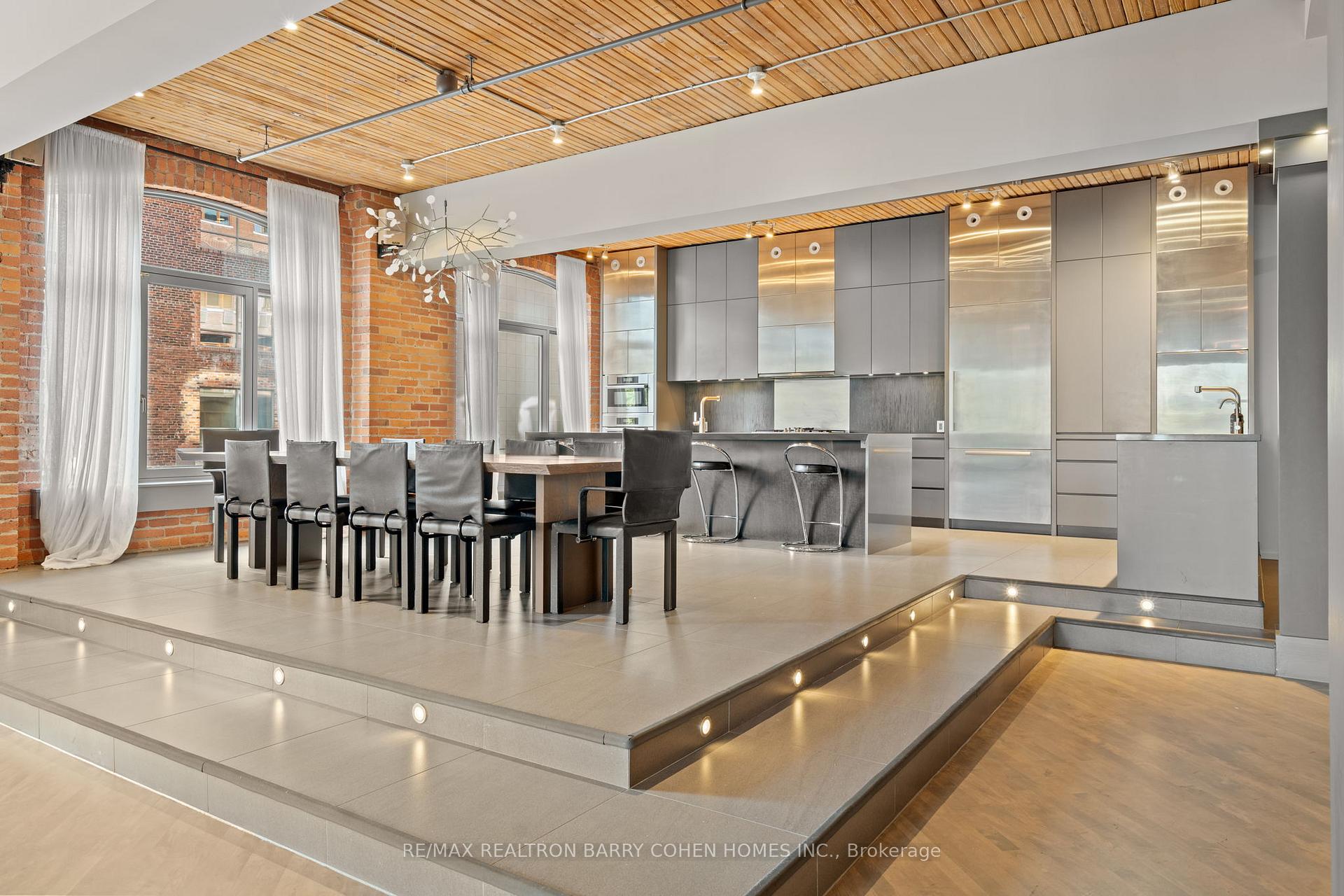 468 Wellington Street W 300