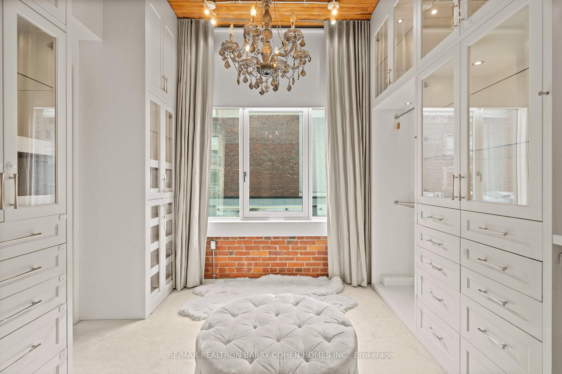 468 Wellington Street W 300