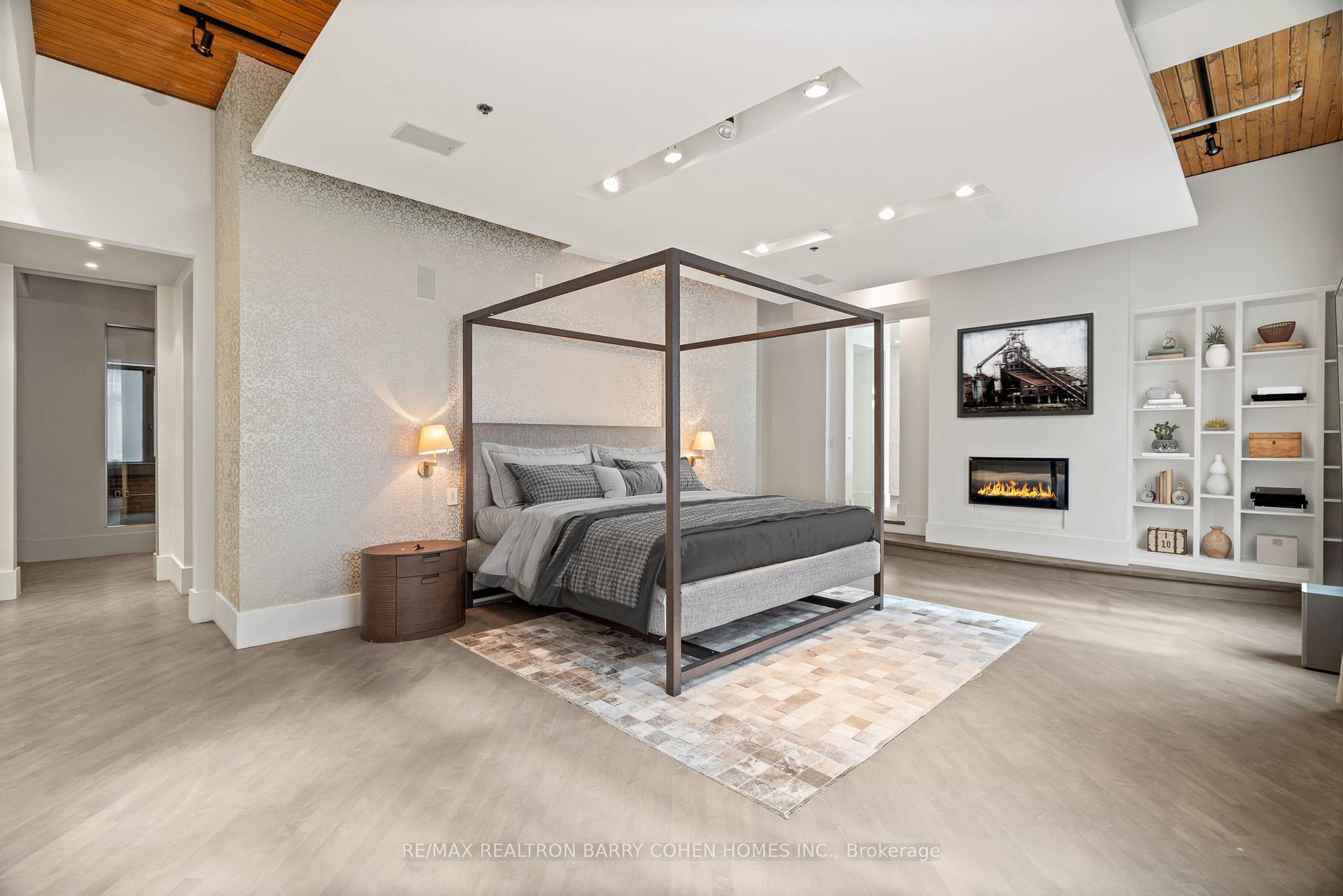 468 Wellington Street W 300