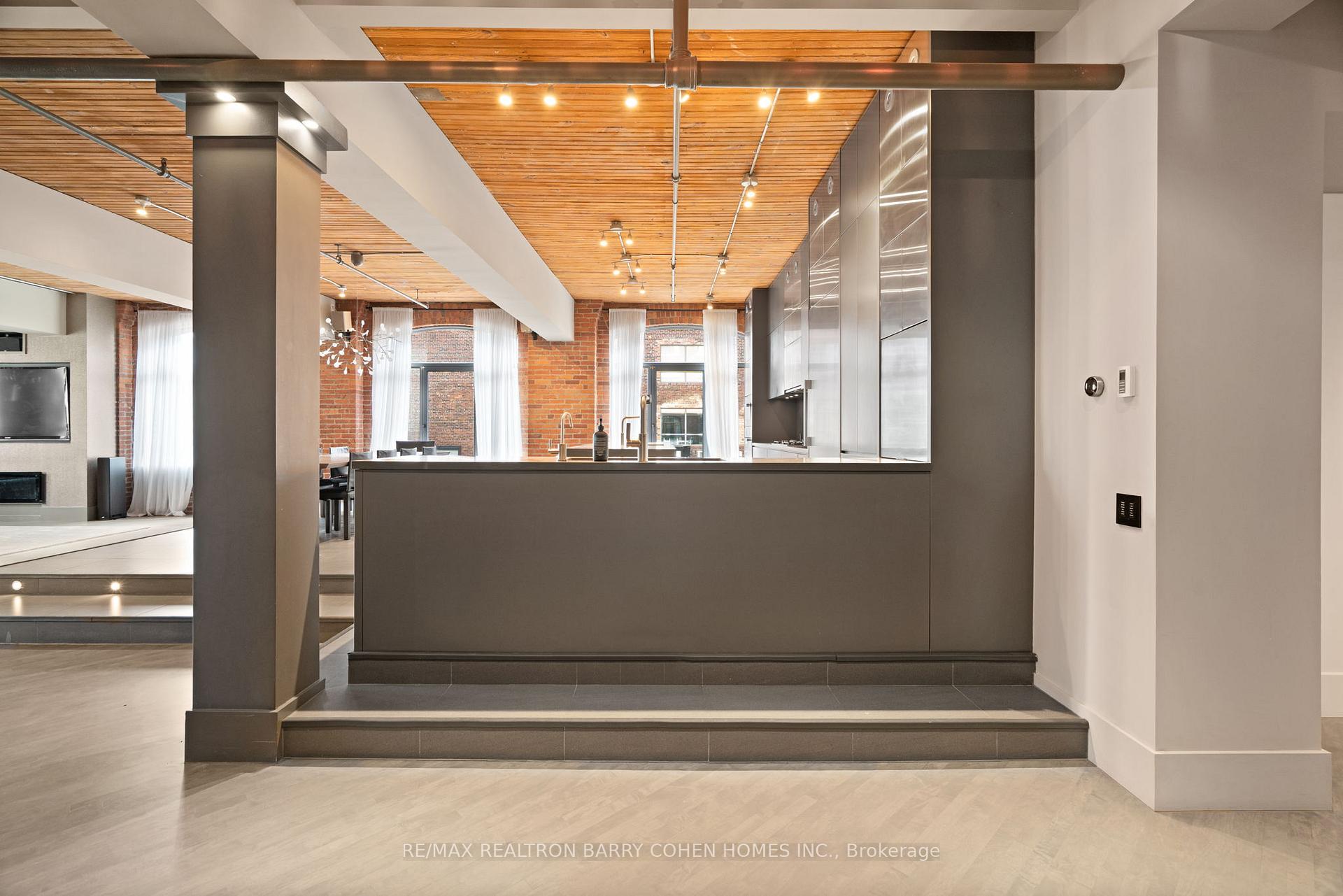 468 Wellington Street W 300