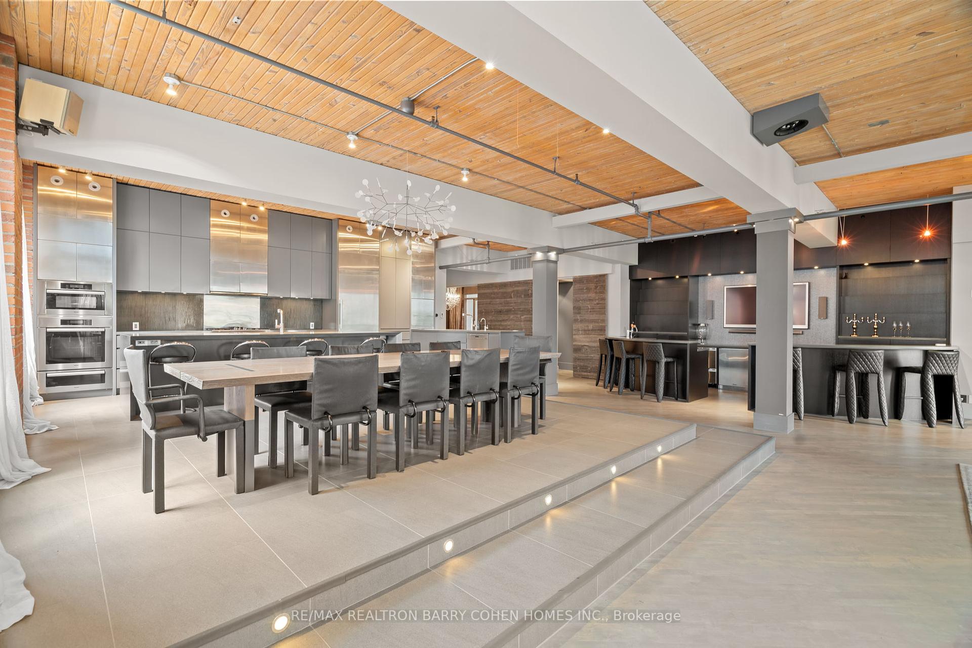 468 Wellington Street W 300