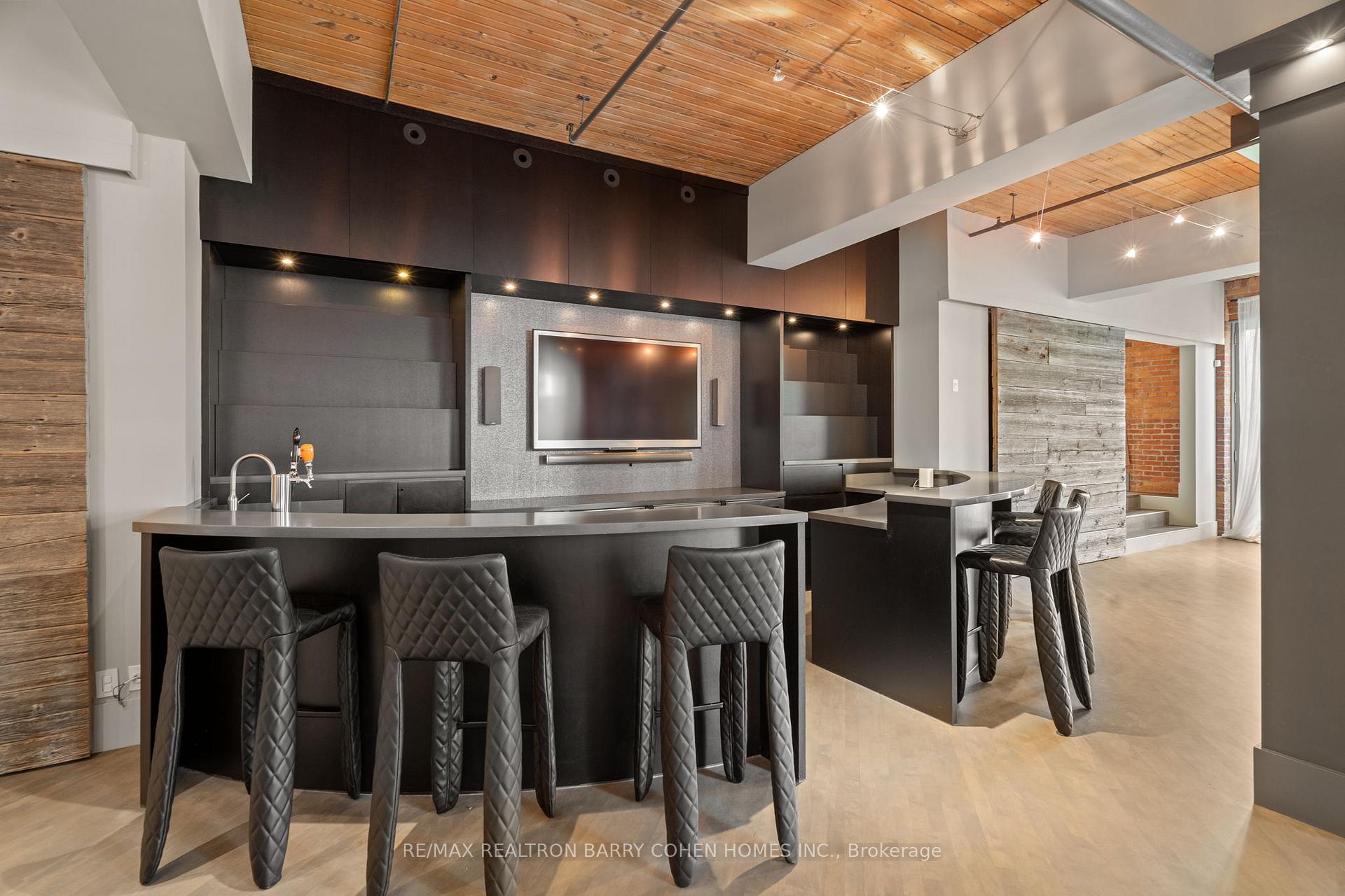 468 Wellington Street W 300