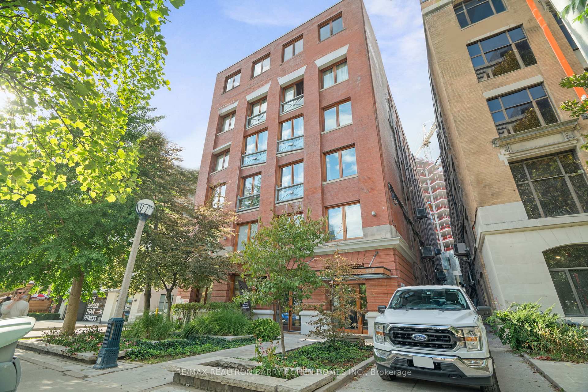 468 Wellington Street W 300