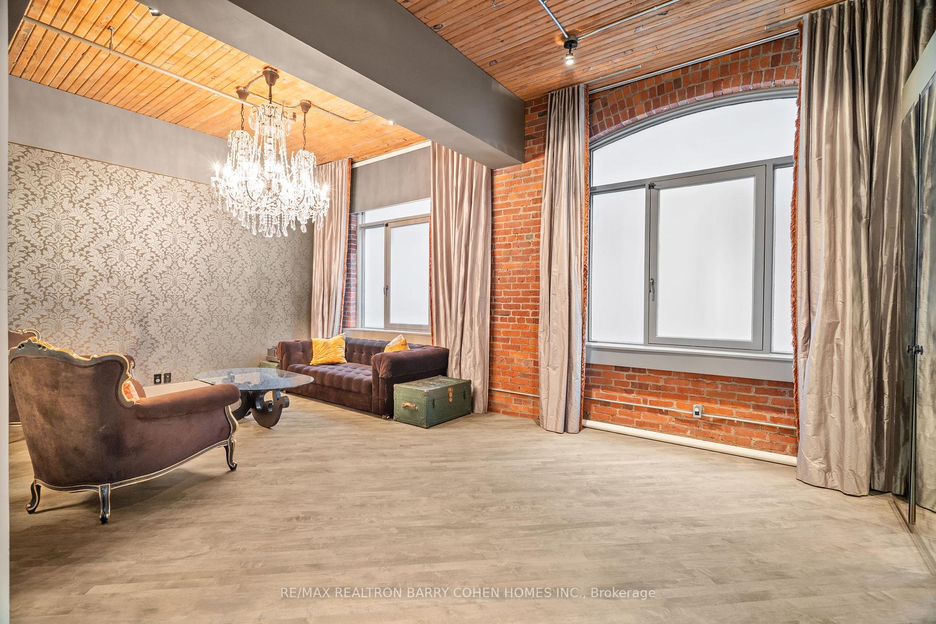 468 Wellington Street W 300