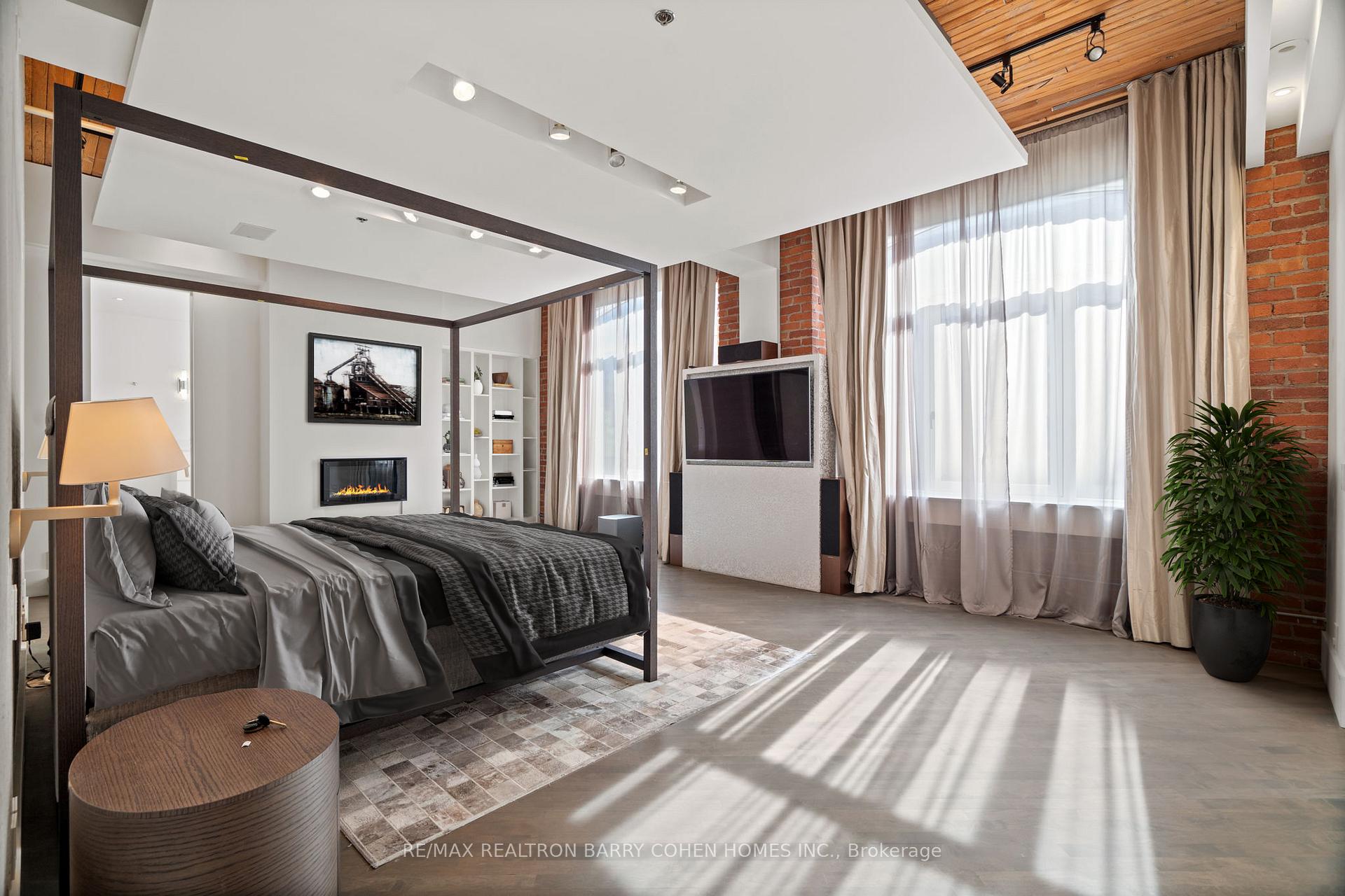 468 Wellington Street W 300