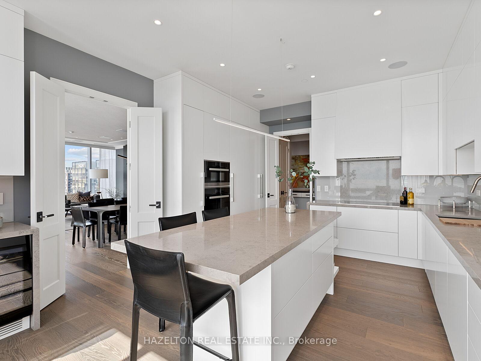 183 Wellington Street W 4006