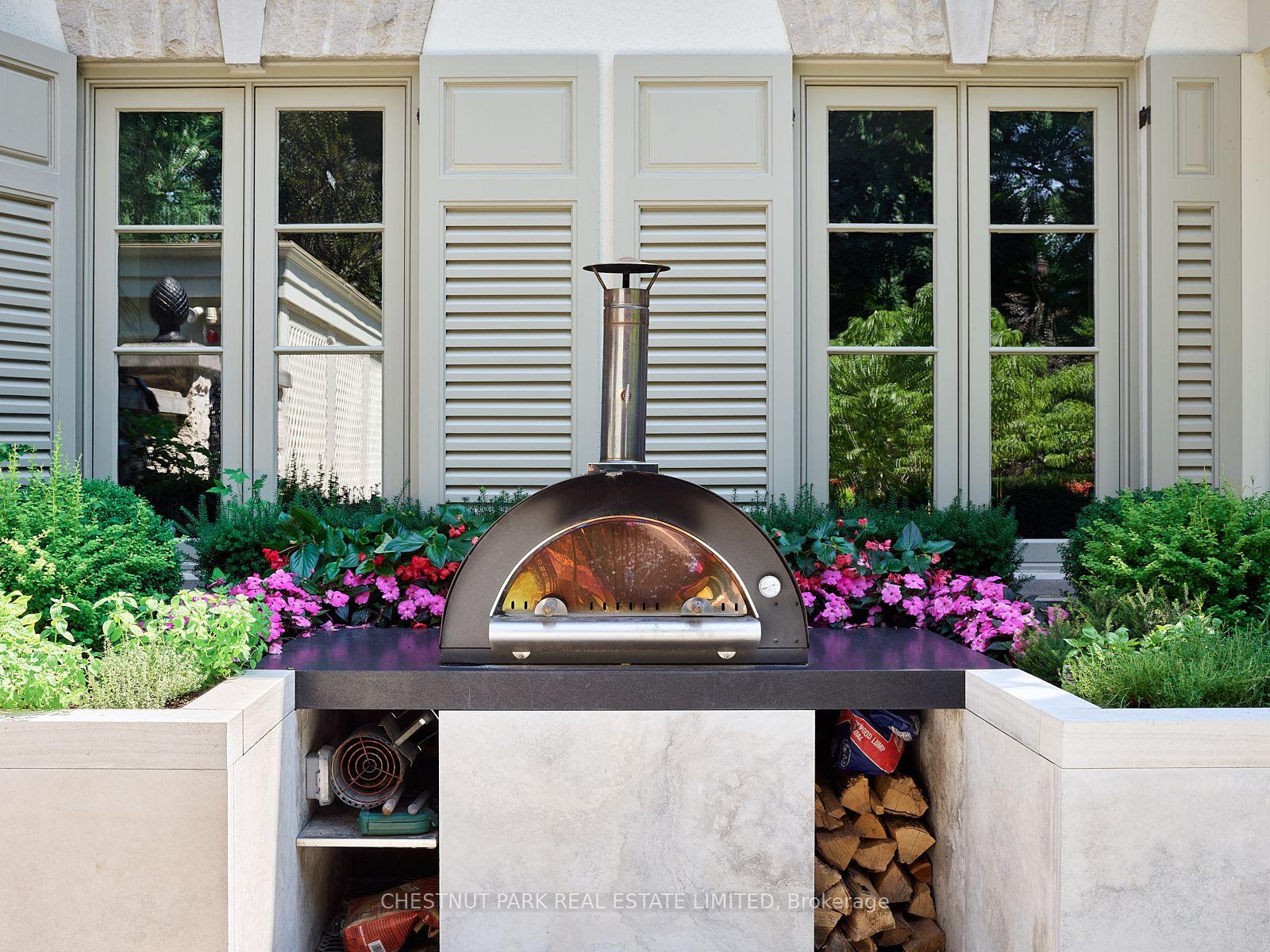 10 Shorncliffe Avenue