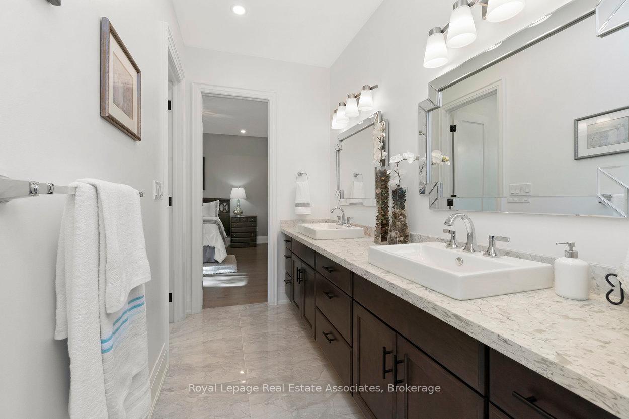 1285 Mineola Gardens