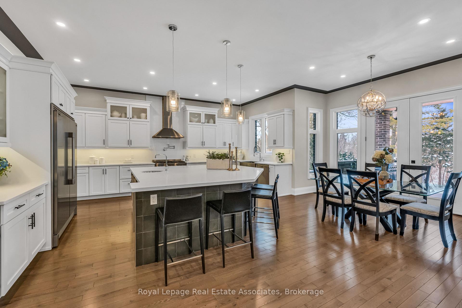 1285 Mineola Gardens