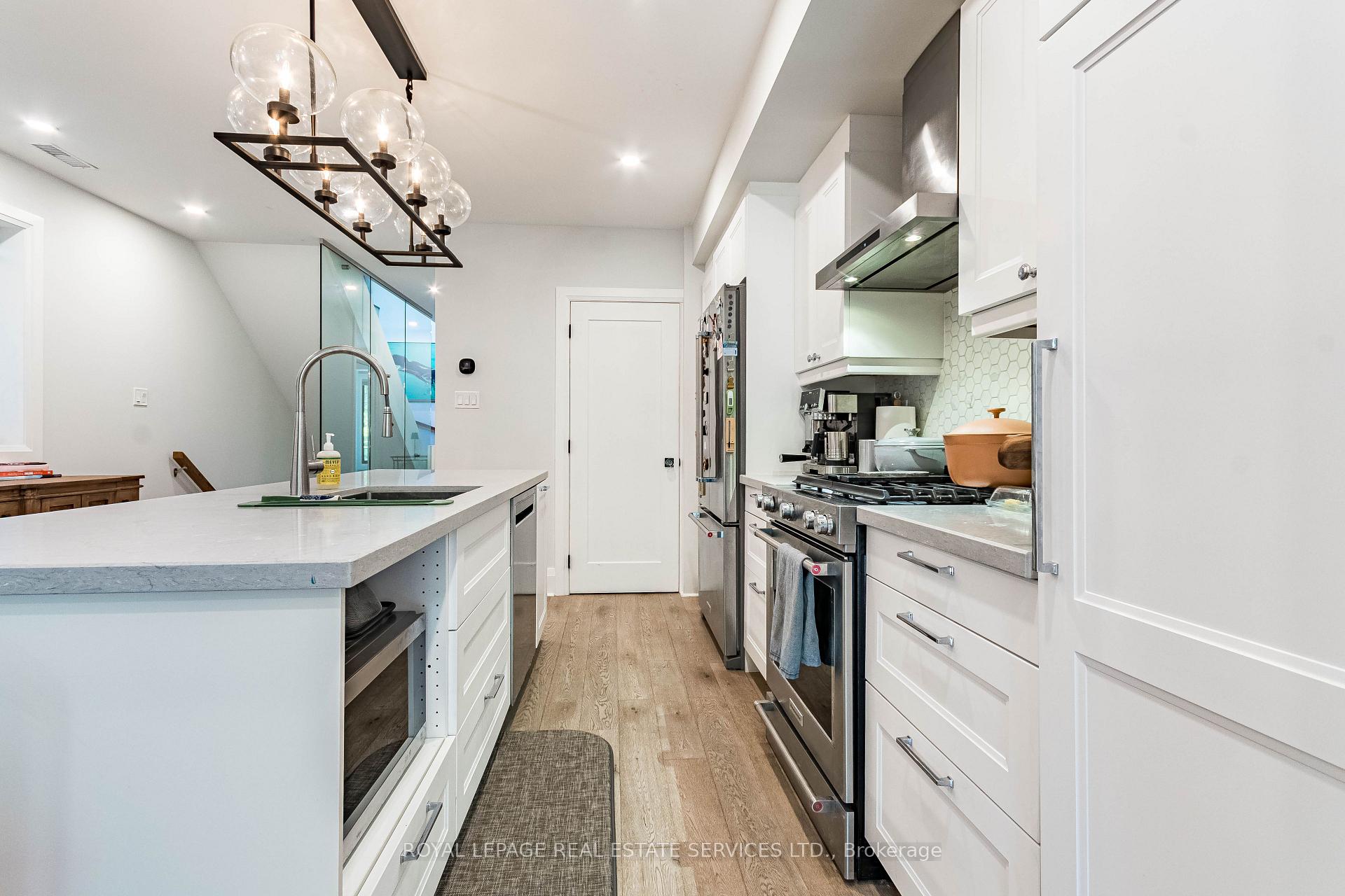 238 Garden Avenue, Toronto