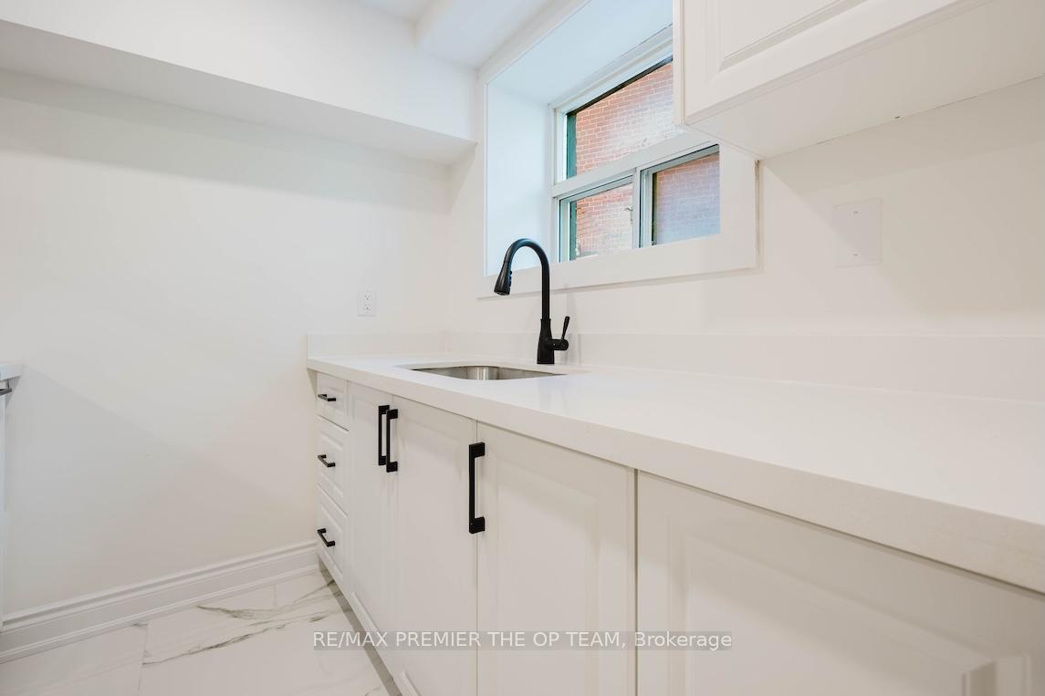 299 Quebec Avenue, Toronto