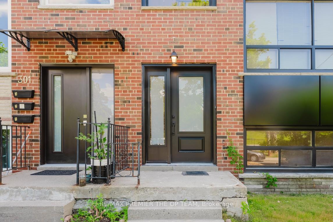 299 Quebec Avenue, Toronto