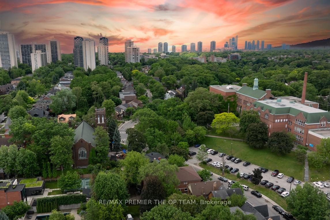 299 Quebec Avenue, Toronto