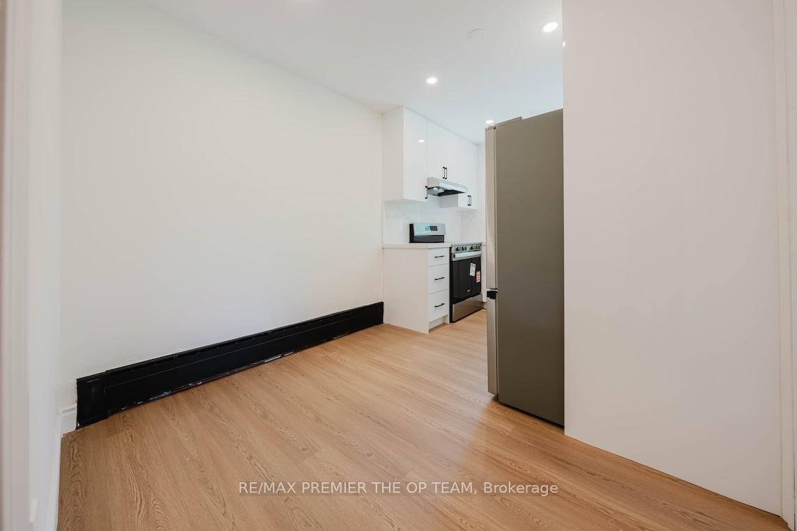299 Quebec Avenue, Toronto