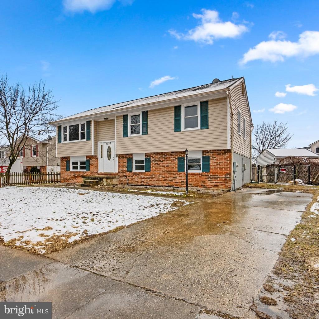1303 STRAWBERRY LN
