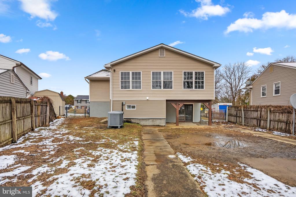 1303 STRAWBERRY LN