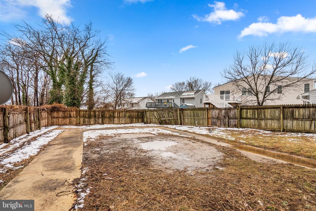 1303 STRAWBERRY LN