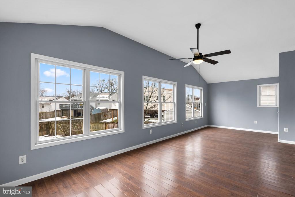 1303 STRAWBERRY LN