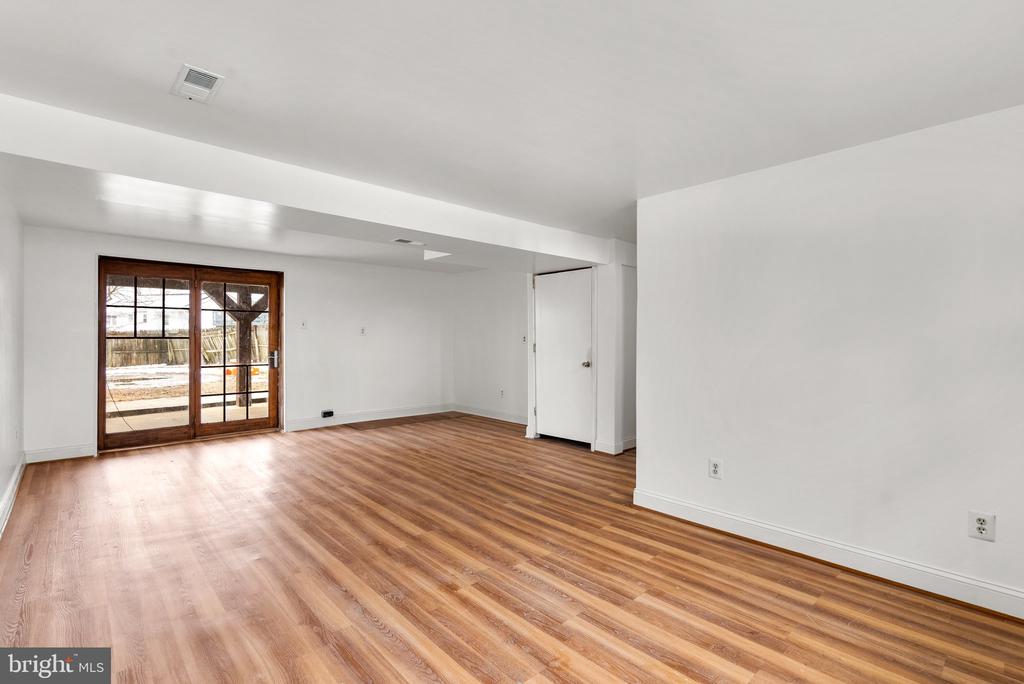 1303 STRAWBERRY LN