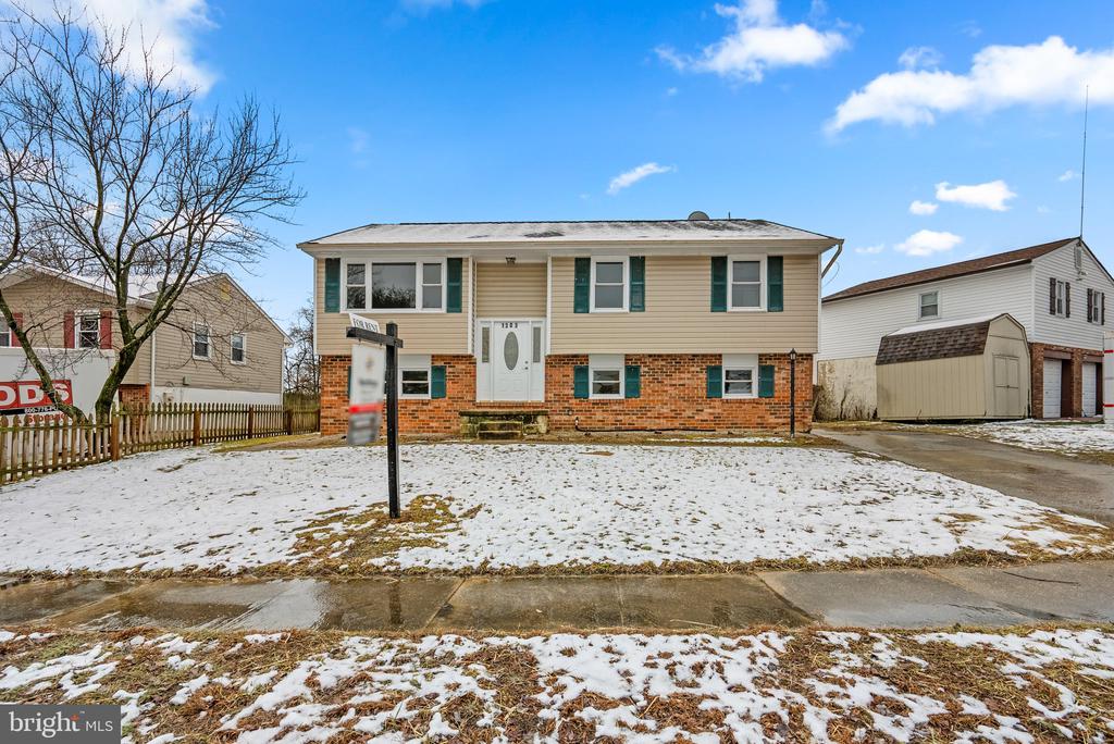 1303 STRAWBERRY LN