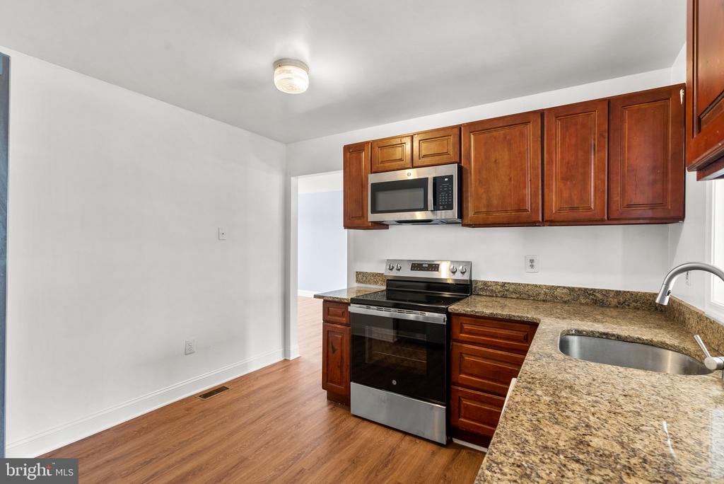 1303 STRAWBERRY LN