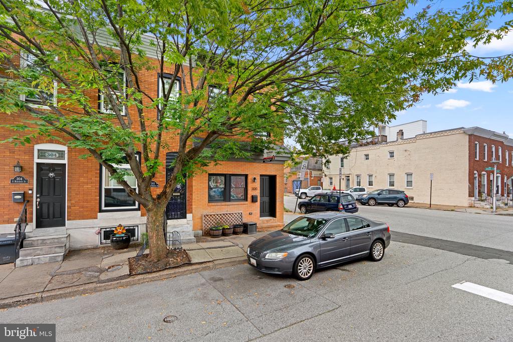 300 S ROBINSON STREET