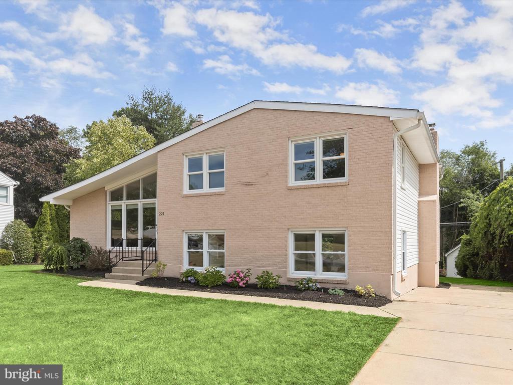 221 MEADOWVALE ROAD