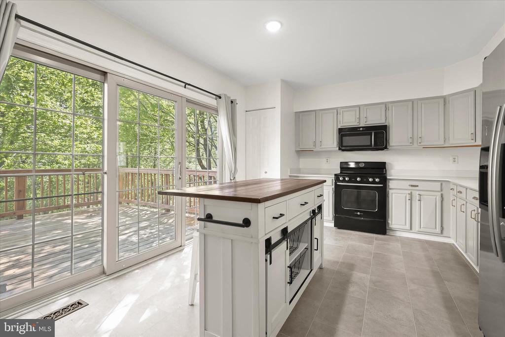 4016 FOREST VALLEY