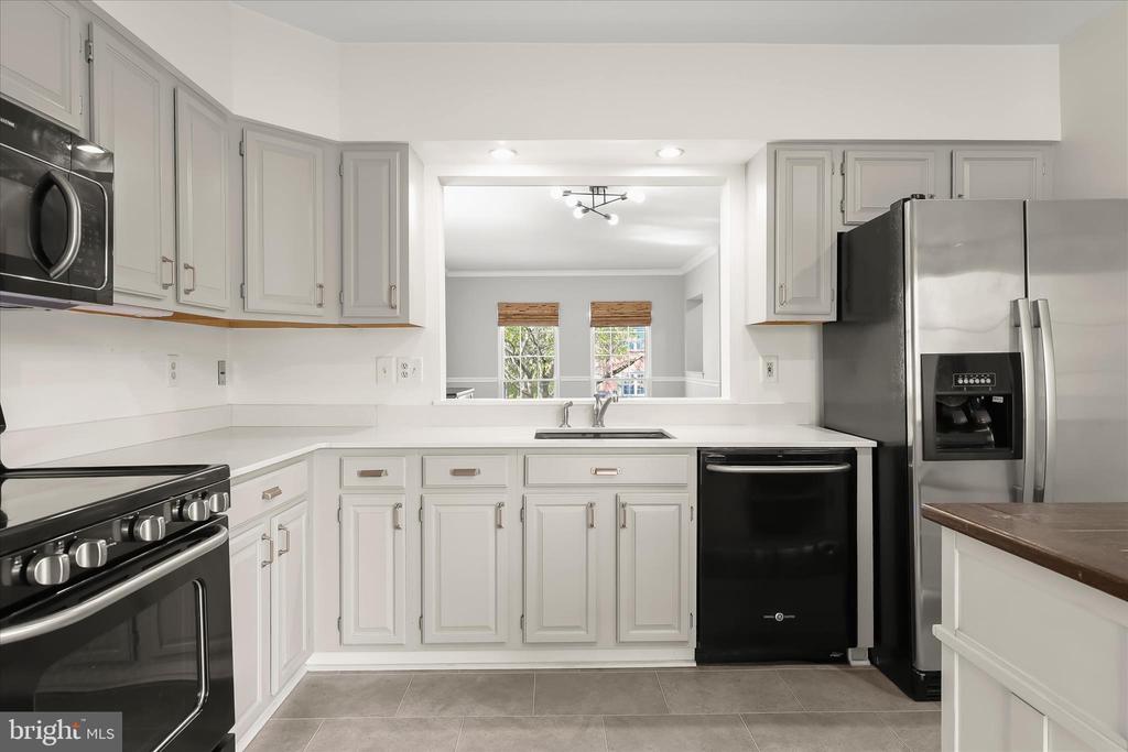 4016 FOREST VALLEY