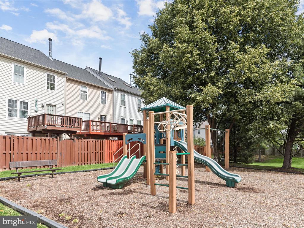 7116 GRESHAM CT E