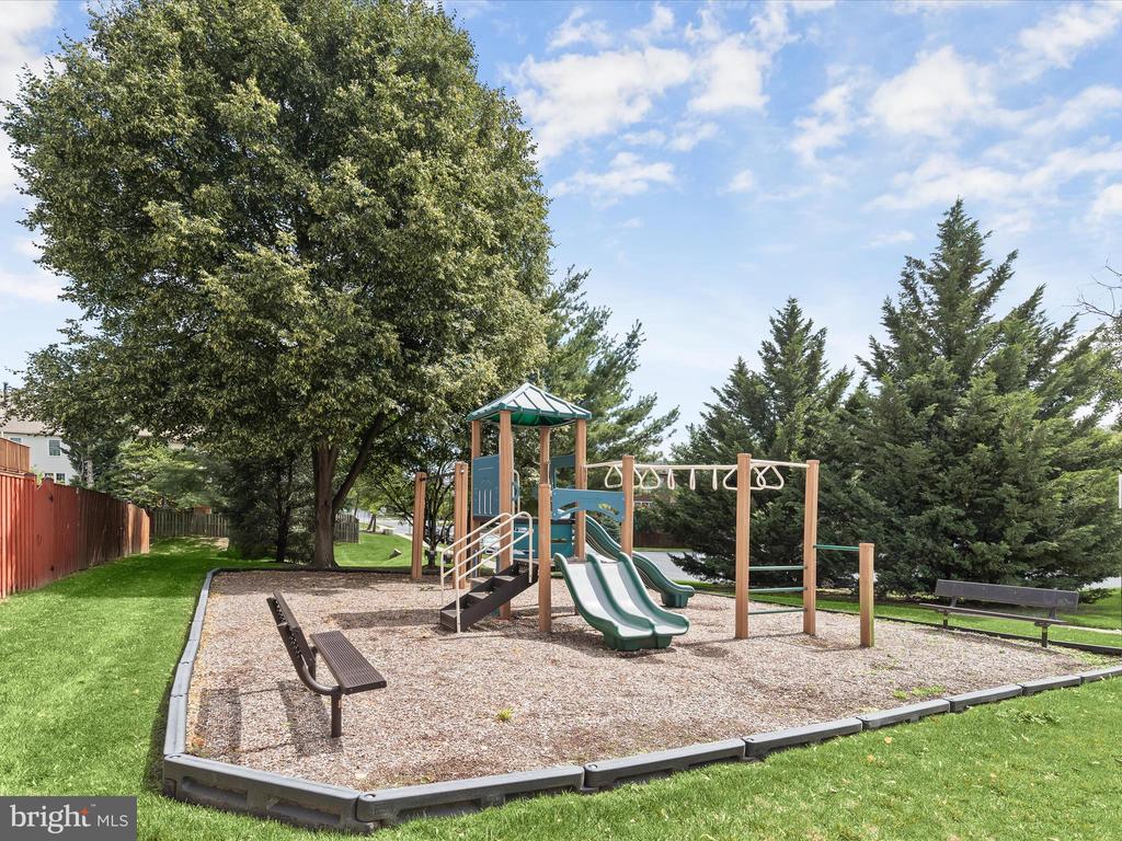 7116 GRESHAM CT E