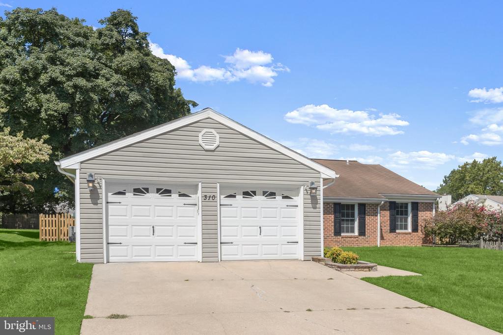 310 BARCLAY COURT