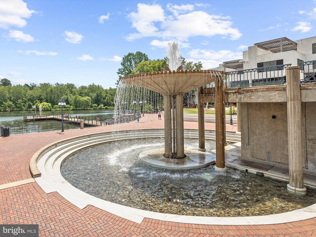 5812 WYNDHAM CIR #105