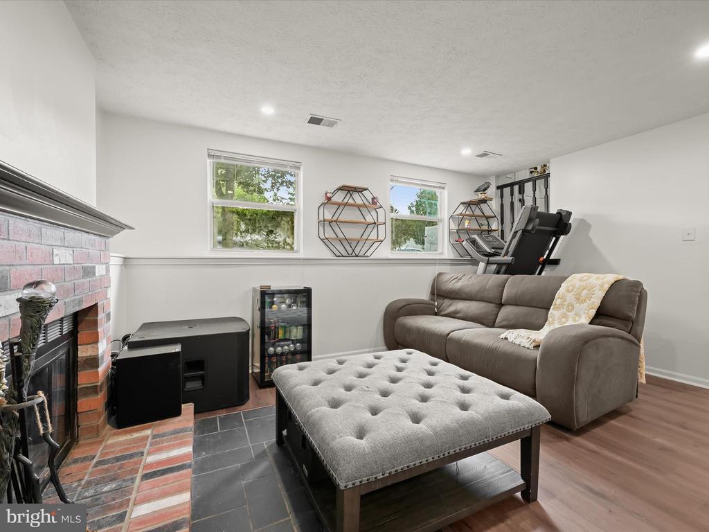 7855 MAYFIELD AVE