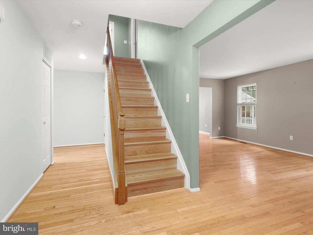 9609 GLEN OAKS LN
