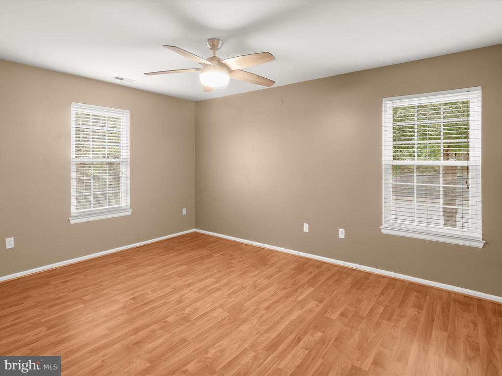 9609 GLEN OAKS LN