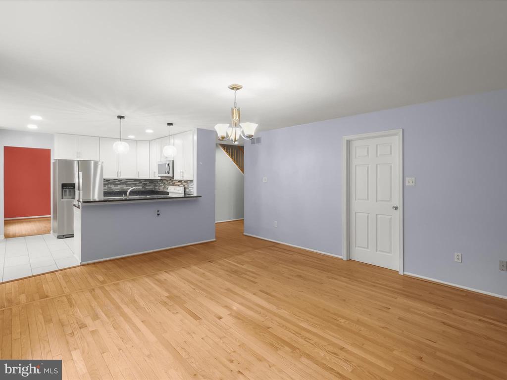9609 GLEN OAKS LN